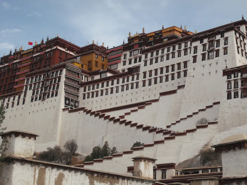 Tibet: what challenges under Chinese rule face the few believers?