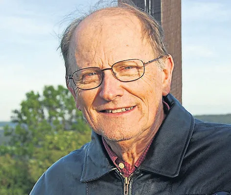 The octogenarian in the train station